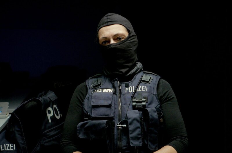 Verdeckte Ermittlerin beim Landeskriminalamt Nordrhein-Westfalen. – Bild: Nikolaus von Schlebrügge/​beetz brothers film production
