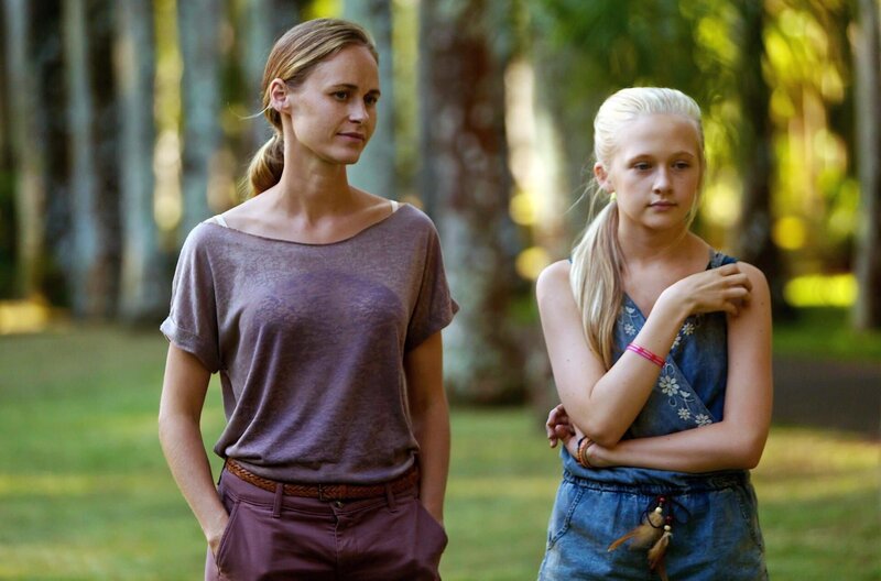 Isabelle (Sarah Warth) und ihre überraschend aufgetauchte Mutter Jenny (Inez Bjørg David) müssen sich neu kennenlernen. – Bild: PLURIMEDIA