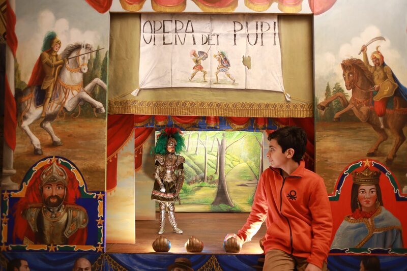 Antonio hat sich zu Hause ein kleines Theater bauen lassen, in dem er, der jüngste Puppenspieler Siziliens, seine Aufführungen inszeniert. Er träumt davon, eines Tages in einem großen Theater zu spielen. – Bild: SWR/​Valeria Giarrusso/​Alpenway Media GmbH
