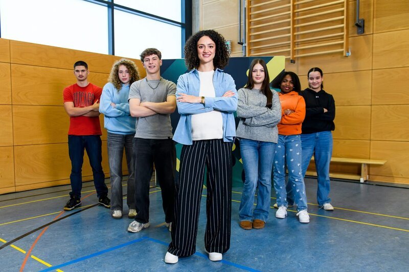 Kurz vor der Debatte! Pro & Kontra Schulnoten: Je drei Schüler sind dafür und die anderen dagegen. Maral Bazargani von „logo!“ moderiert. – Bild: ZDF/​Julia Feldhagen