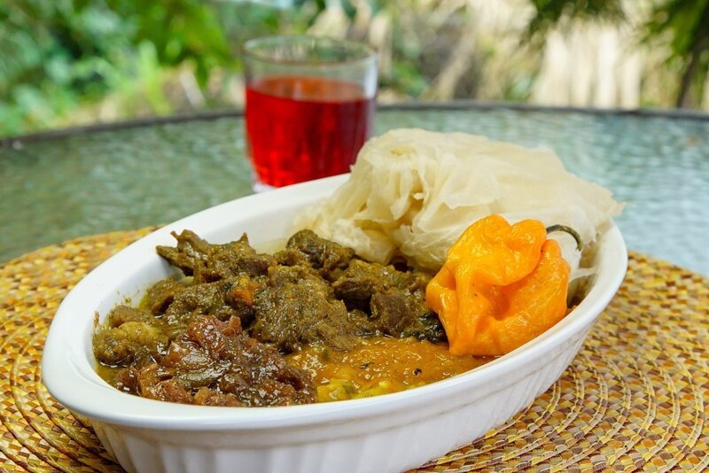 Trinbagonian Paratha, das hier im „Roti Café“ serviert wird, wird „Buss Up Shut“ genannt, weil die kreolischen Einheimischen dachten, die zerfetzte Textur ähnele einem zerfetzten Hemd. – Bild: ORF/​Warner/​The Travel Channel