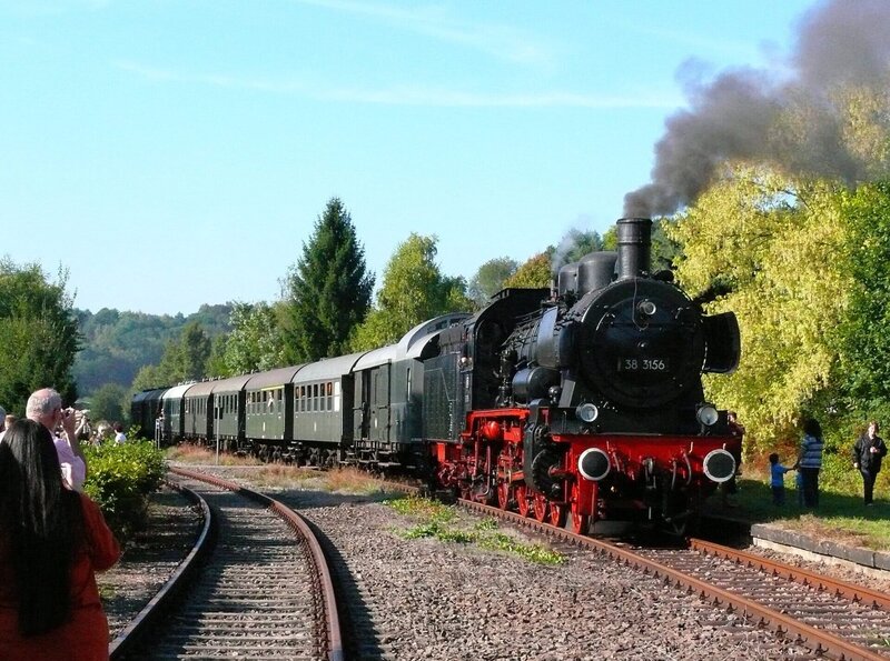 Bundenthaler Dampf-Sonderzug im Bahnhof Bundenthal-Rumbach im Dahner Felsenland. – Bild: SWR