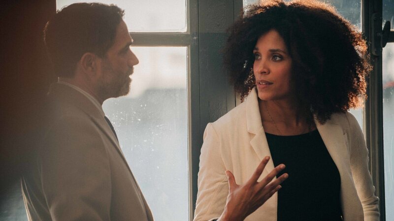 Stefano (Fausto Sciarappa) beichtet Sylvie (Stéfi Celma), dass er sie liebt. – Bild: ZDF und Matheus Bertoni