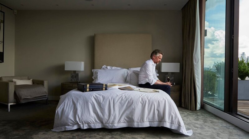 Christie (Barry Atsma) hofft auf einen Neuanfang mit Hannah in New York. – Bild: NDR/​Sister Pictures Limited