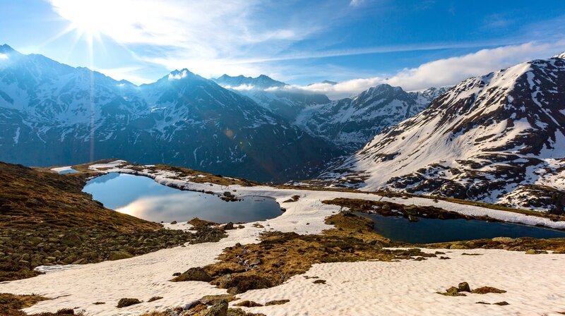 Kleine hochalpine Seen und Wassertümpel sind im Frühling die Balz und Laichplätze von Grasfröschen. – Bild: NDR/​Terra Mater Factual Studios/​Wild Nature Film