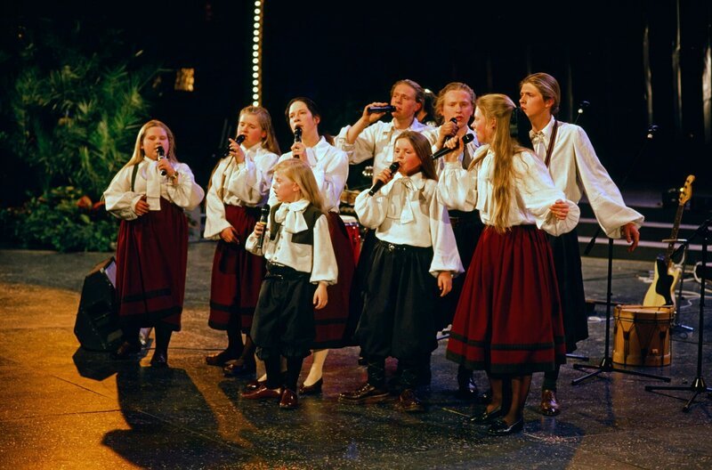 Die Kelly Family während eines Auftritts in der Sendung des DDR-Fernsehens „Ein Kessel Buntes“. – Bild: MDR/​Thomas Stachelhaus