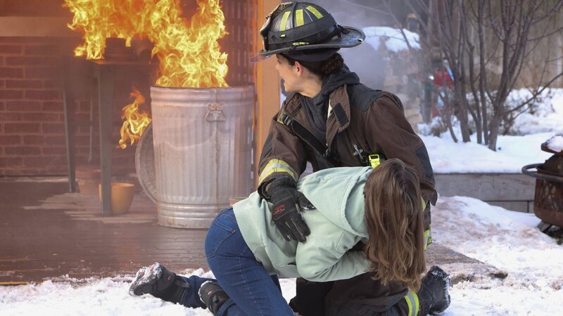 Dem Feuer in letzter Sekunde entwischt: Kim Shaw als Alicia, Miranda Rae Mayo als Stella Kidd (hinter). – Bild: NBC /​ SRF