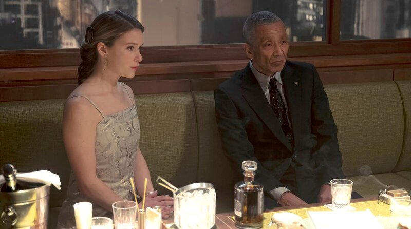 Barbetreiberin Samantha (Rachel Keller) empfängt den Clanchef Ishida (Shun Sugata). – Bild: HBO Max/​Fifth Season, LLC
