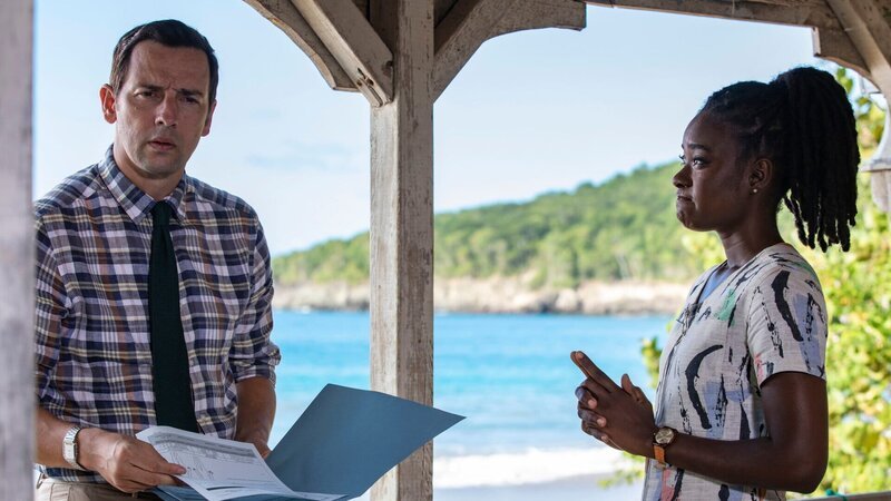 Als Naomi (Shantol Jackson) DI Parker (Ralf Little) den Bericht zur Todesursache vorlegt, ist er erstaunt. Das Opfer wurde scheinbar vergiftet. Doch wie? – Bild: ZDF und Denis Guyenon