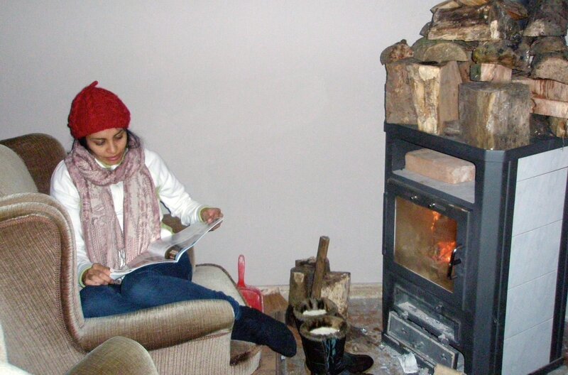 Um diesen einzigen Ofen herum hat sich wieder Leben im Gutshaus entwickelt. Die Argentinierin Adriana Acosta hat den ersten Winter im Haus fast nur hier verbracht. – Bild: NDR/​Populärfilm