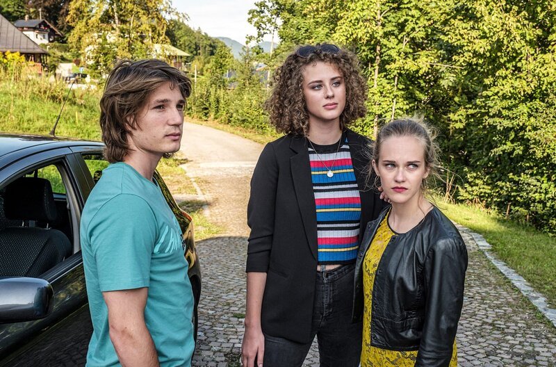 Michaela Heckerl (Nadine Kösters, r.), die Tochter des Ermordeten mit ihren Freunden Sven Lohberger (Sven Gielnik, l.) und Sandra (Rosalie Schlagheck, M.). – Bild: „Bild: ARD/​Raymond Roemke (S2+). ARD-Programmdirektion/​Bildredaktion
