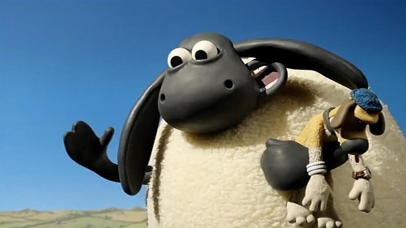 Der kleine Timmy ist ein Riesenschäfchen geworden und trägt Bitzer wie eine Puppe über dem Arm. – Bild: WDR/​Aardman Animation Ltd./​BBC