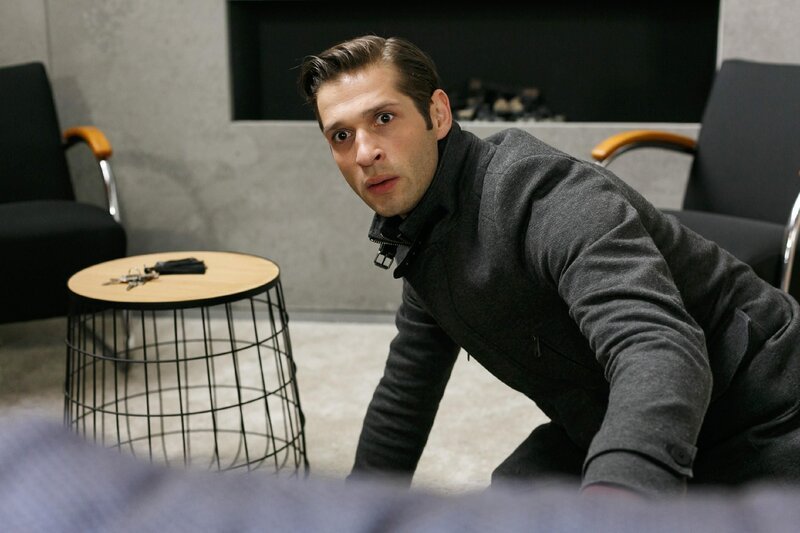 Deniz (Igor Dolgatschew) sitzt in der Falle – wird Vincent ihn entdecken? – Bild: RTL Deutschland