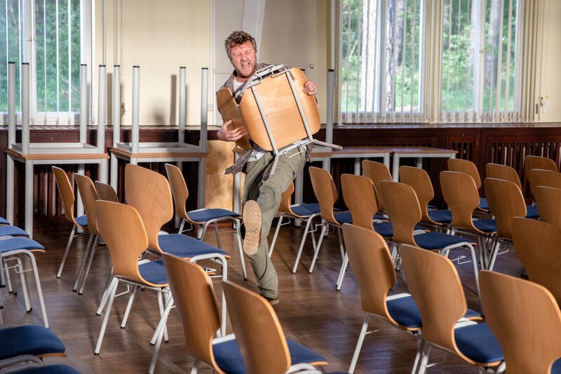 Sein neuer Hausmeister-Job in der Schule ist vielleicht nicht der anspruchsvollste, dennoch ist Michi (Nils Dörgeloh) froh, wieder eine feste Anstellung vorweisen zu können. – Bild: Die Verwendung des Materials von RTL Deutschland ist nur zur redaktionellen Berichterstattung im Zusammenhang mit der Sendung unter Angabe der Credits/​Quellenangabe und Beachtung der unter media.rtl.com genannten AGB erlaubt.