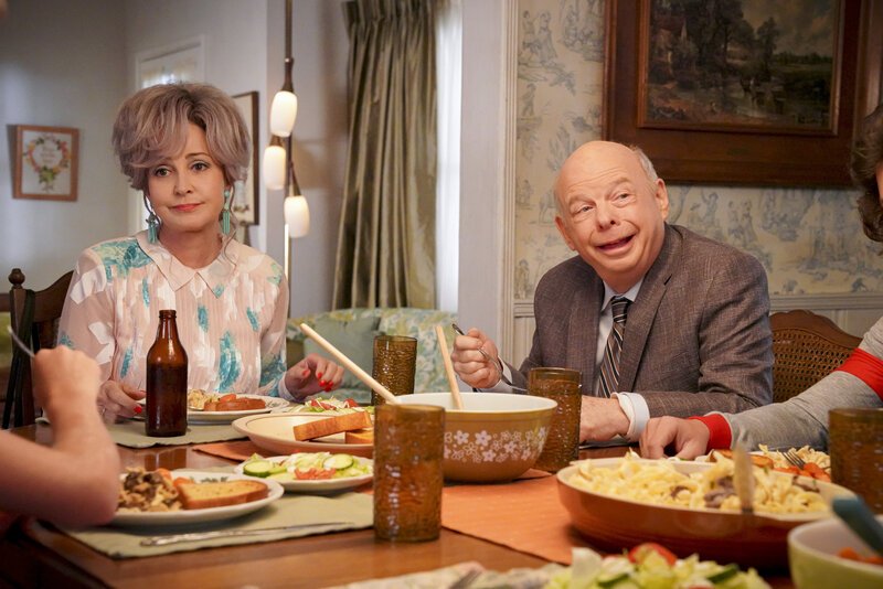 Meemaw (Annie Potts, l.); Dr. Sturgis (Wallace Shawn, r.) – Bild: CBS Entertainment