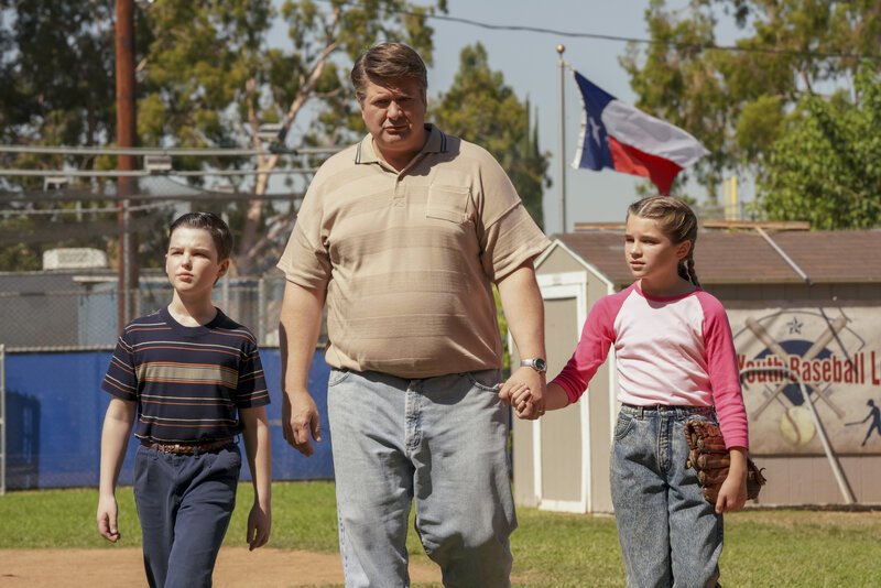(v.l.n.r.) Sheldon (Iain Armitage); George (Lance Barber); Missy (Raegan Revord) – Bild: CBS Broadcasting, Inc. /​ Bill Inoshita