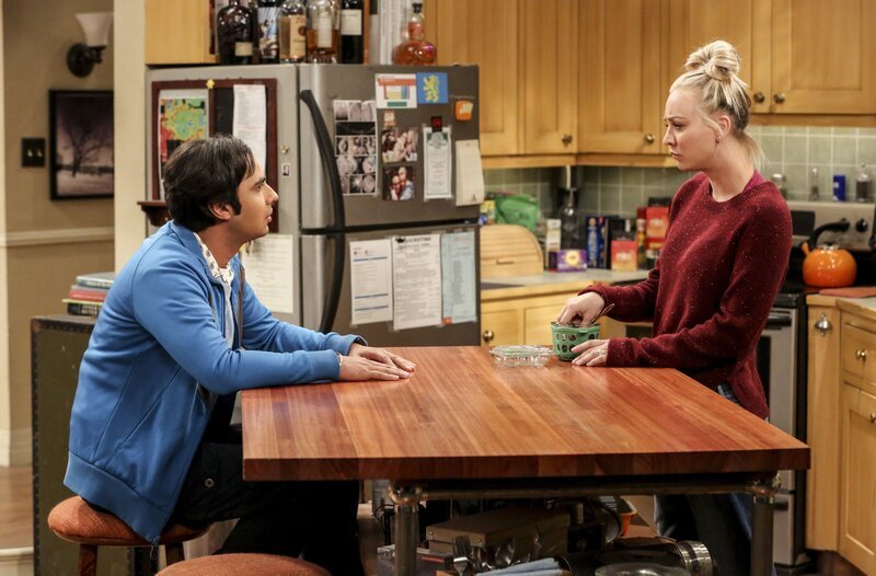 Als Raj (Kunal Nayyar, l.) Penny (Kaley Cuoco, r.) erzählt, dass Ruchi ihr Verhältnis unverbindlich halten will, ahnt Penny sofort, dass das nicht lange gutgehen wird … – Bild: Warner Bros. Television