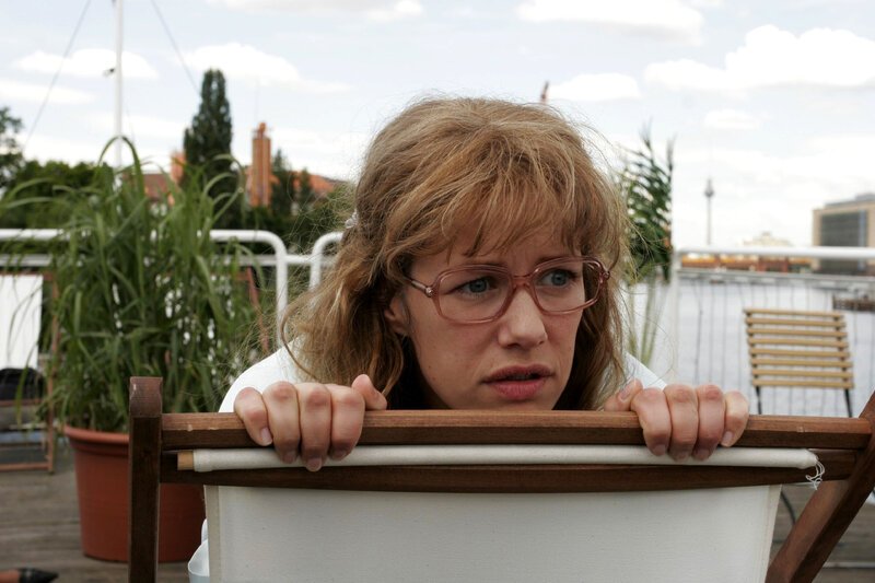 Lisa (Alexandra Neldel) schaut voller Entsetzen zu, wie Richard verprügelt wird. (Dieses Foto von Alexandra Neldel darf nur in Zusammenhang mit der Berichterstattung über die Serie „Verliebt in Berlin“ veröffentlicht und verbreitet werden.) – Bild: SAT.1