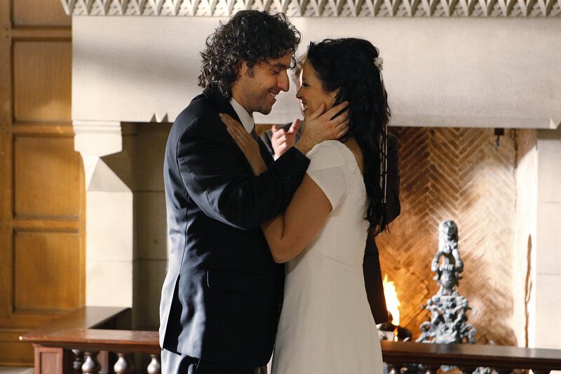 Im engen Freundes- und Familienkreis geben sich Charlie (David Krumholtz, l.) und Amita (Navi Rawat, r.) das Ja-Wort. – Bild: Paramount Network Television