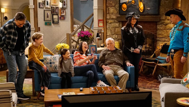 (v.l.n.r.) Don Burns (Kevin Nealon); Teddy Burns (Matthew McCann); Emme Burns (Hala Finley); Kate Burns (Grace Kaufman); Joe (Stacy Keach); Andi Burns (Liza Snyder); Adam Burns (Matt LeBlanc) – Bild: CBS Broadcasting, Inc.