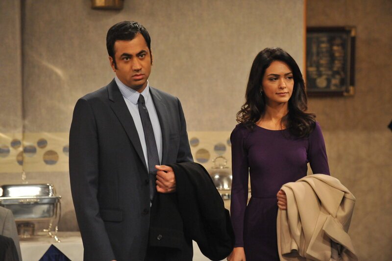 Ahnen nicht, dass Barney und Robin ein Geheimnis haben: Nora (Nazanin Boniadi, r.) und Kevin (Kal Penn, l.) … – Bild: 20th Century Fox International Television