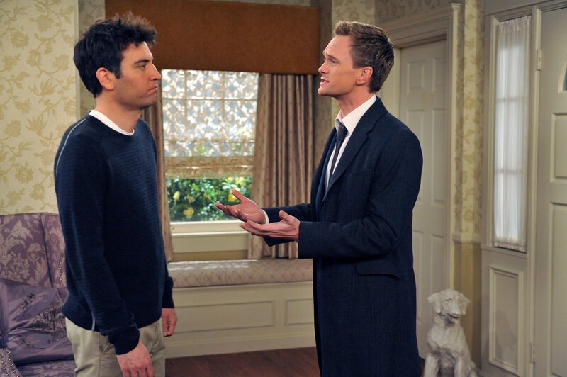 Haben einen verrückten Plan: Barney (Neil Patrick Harris, r.) und Ted (Josh Radnor, l.) … – Bild: 20th Century Fox International Television