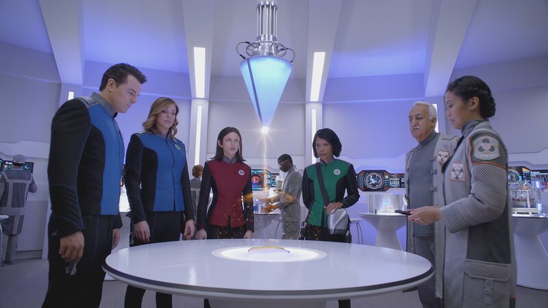 Im Jahre 2419 geht der Traum von Captain Ed Mercer (Seth MacFarlane, l.) endlich in Erfüllung, als er die Führung eines Raumschiffes übertragen bekommt, doch dann wird ihr erstes Ziel, eine Medizinische Station, angegriffen und Kelly (Adrianne Palicki), Alara (Halston Sage) und Dr. Finn (Penny Johnson Jerald) müssen sich mit Dr. Aronov (Brian George) und Dr. Janice Lee (Christine Corpuz) brutalen Angreifern stellen … – Bild: Fox and its related entities