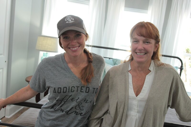 Karen (r.) und Minas (l.) Devise: Jedes heruntergekommene Haus verdient eine zweite Chance, auch wenn es noch so hoffnungslos erscheint … – Bild: HGTV/​Scripps Networks, LLC.