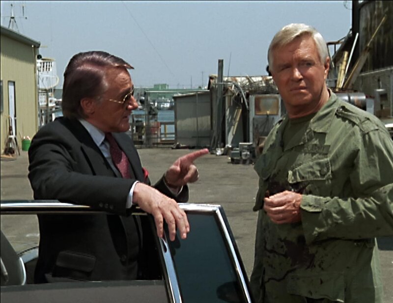 General Stockwell (Robert Vaughn) hat einen Auftrag für das A-Team, doch Hannibal (George Peppard) traut ihm nicht … – Bild: RTL II