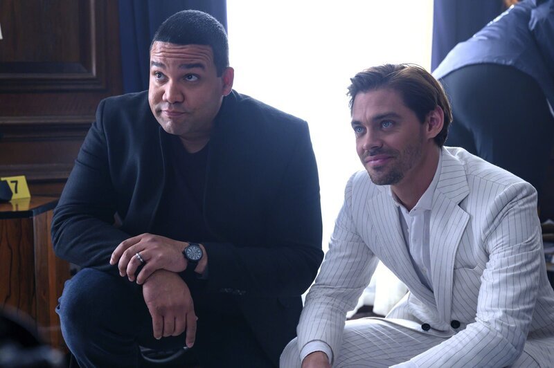 JT Tarmel und Malcolm Bright. – Bild: Warner Bros. Entertainment Inc.