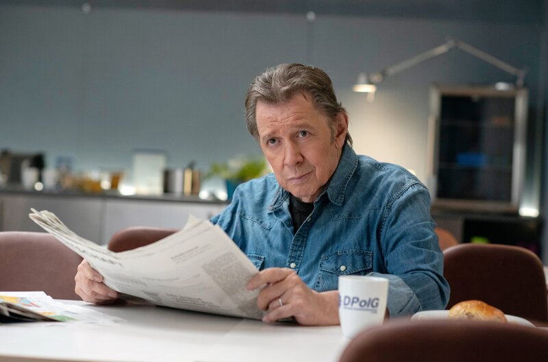 Dirk Matthies (Jan Fedder) amüsiert sich über die junge Polizeimeisterin Jessy Jahnke. – Bild: ARD/​Thorsten Jander