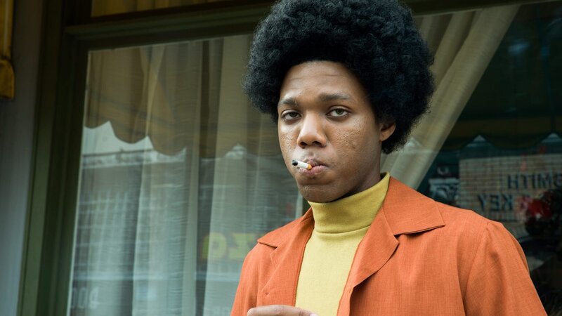 Fred Mitchell smoking a cigarette. – Bild: Discovery Communications, LLC /​ Greg Mazzola