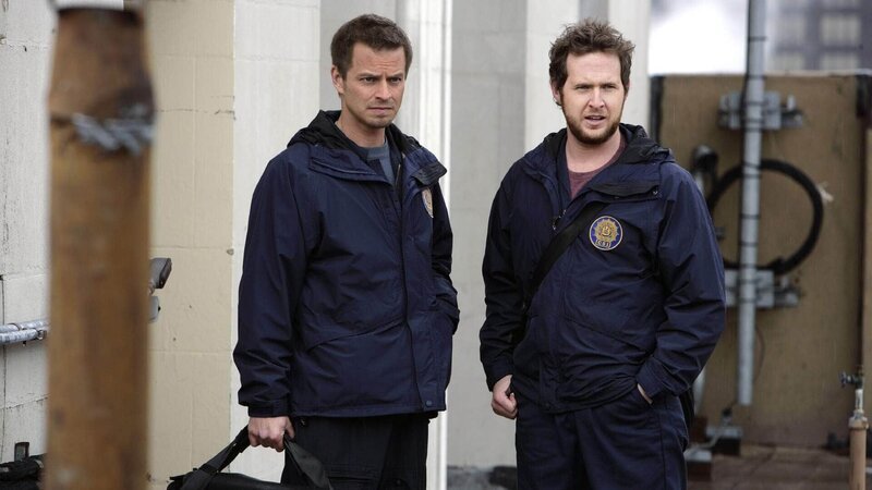 Die Ermittlungen in einem Mordfall konzentrieren sich auf die Personen aus dem Umfeld des Opfers. Detective Danny Messer (Carmine Giovinazzo, l.) und Adam Ross (A. J. Buckley) beginnen ihre Arbeit. – Bild: TVNOW /​ CBS