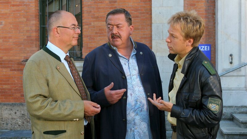 Polizeidirektor Gert Achtziger (Alexander Duda, l.), Kommissar Korbinian Hofer (Joseph Hannesschläger, M.) und Polizist Michi Mohr (Max Müller, r.) ermitteln im Mordfall Karl Enthammer. – Bild: Honorarfrei – nur für diese Sendung bei Nennung ZDF und Christian A. Rieger.
