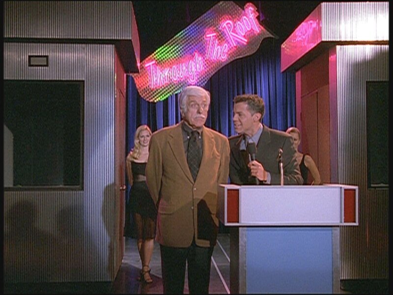 Quizmaster Drew (John Griffin, r.) stellt Mark (Dick Van Dyke, M.) als neuen Kandidaten der Sendung vor. – Bild: Viacom Lizenzbild frei