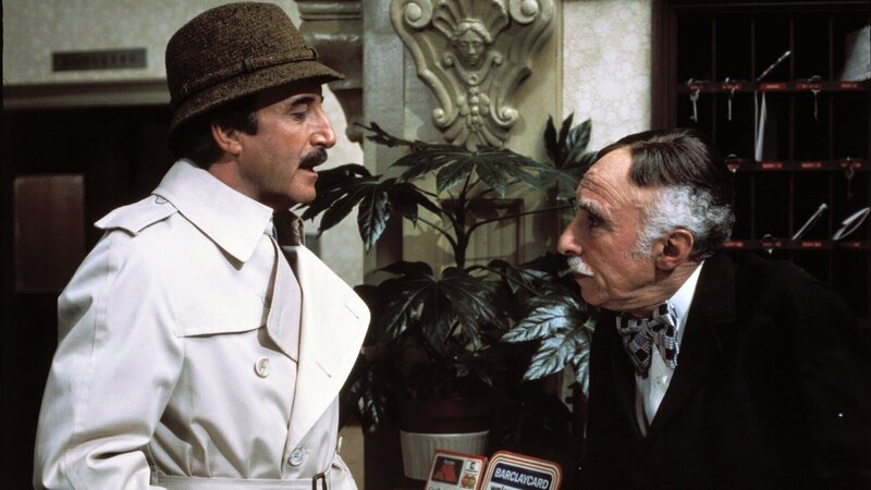 Der Rosarote Panther, ein Diamant von unschätzbarem Wert, wird gestohlen und es liegt bei Frankreichs größter Spürnase Inspektor Clouseau (Peter Sellers) ihn zu finden. Doch dieses Mal verschwindet Clouseau auf seiner Reise zum Tatort selbst spurlos.. – Bild: RTL II Der Rosarote Panther, ein Diamant von unschätzbarem Wert, wird gestohlen und es liegt bei Frankreichs größter Spürnase Inspektor Clouseau (Peter Sellers) ihn zu finden. Doch dieses Mal verschwindet Clouseau auf seiner Reise zum Tatort selbst spurlos.. – Bild: RTL II