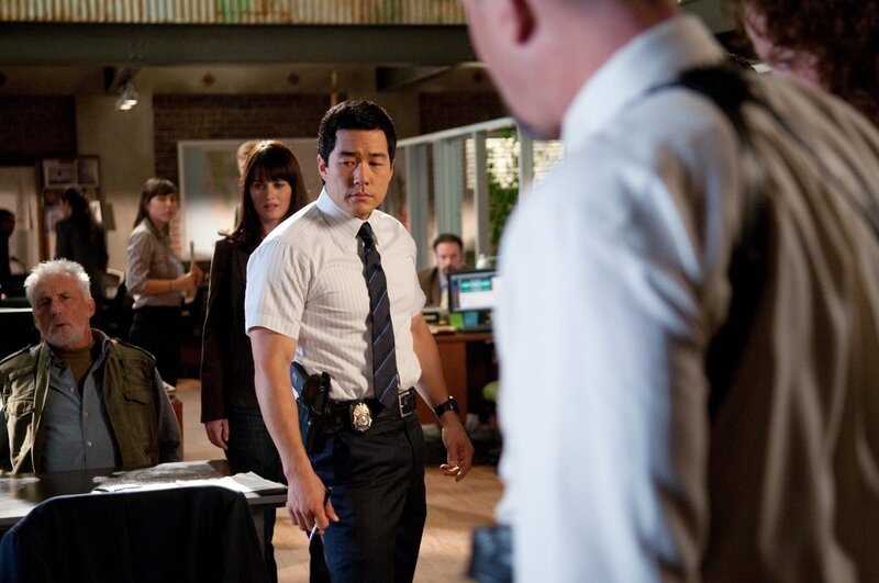 Teresa (Robin Tunney, 2.v.r.) und Kimball (Tim Kang, 3.v.r.) können kaum glauben, was zwischen Patrick und Bosco (Terry Kinney, r.) passiert ist … – Bild: Warner Bros. Television