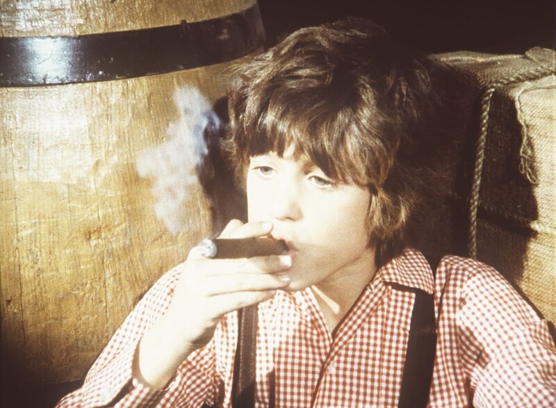 Um die Stimme ihres Bruders bei der Klassensprecherwahl zu bekommen, hat Nellie Oleson Willie (Jonathan Gilbert) eine Zigarre gegeben. – Bild: Worldvision Lizenzbild frei