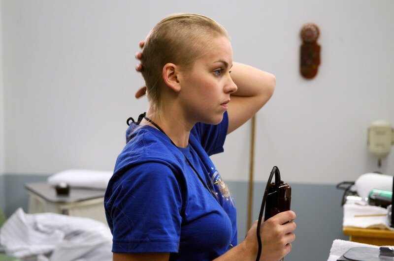 Die ehrgeizige Kadettin Kate Butler (Maddy Curley) kämpft ständig um Anerkennung in der Militärakademie. – Bild: Warner Bros.