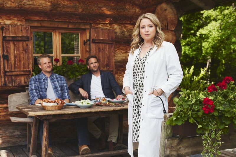 (v.l.n.r.) Max Raichinger (Alexander Koll); Dr. Fabian Kroiß (Oliver Franck); Dr. Sarah König (Caroline Frier) – Bild: SAT.1 /​ Kathrin Baumann