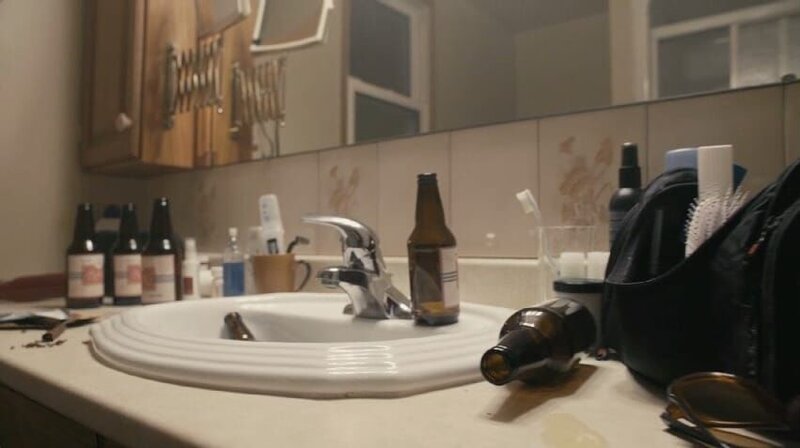 Wachbecken mit mehreren Bierflaschen – Bild: RTL /​ Cineflix