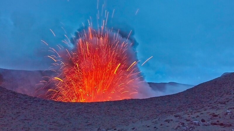 Bei Vulkanausbrüchen wird glühende Lava und Asche ausgeschleudert. – Bild: ZDF, Peter Unger, Getty Images