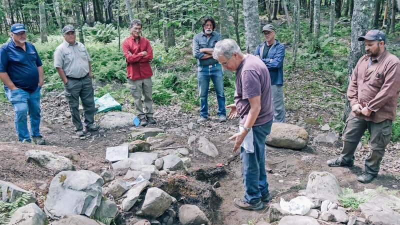 Charles Barkhouse (2.v.l.) Doug Crowell (l.), Marty Lagina (3.v.l.) Rick Lagina (4,v,l.), Laird Niven (2.v.r.) – Bild: Prometheus Entertainment Lizenzbild frei