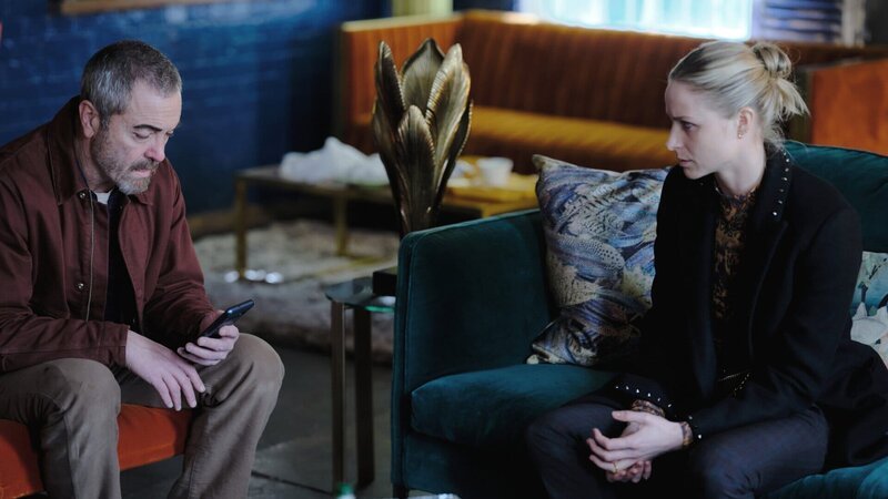 In der Wohnung seiner Tochter begegnet Danny (James Nesbitt) Nicola (Niamh Algar), der Ehefrau seiner toten Tochter, die ihm ein Video der Hochzeit zeigt. – Bild: ZDF und LAURENCE CENDROWICZ