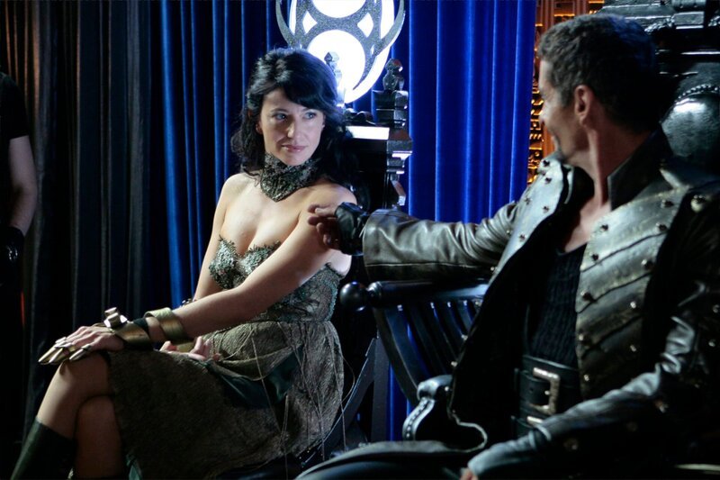Quetesh (Claudia Black), Ba’al (Cliff Simon) – Bild: SYFY
