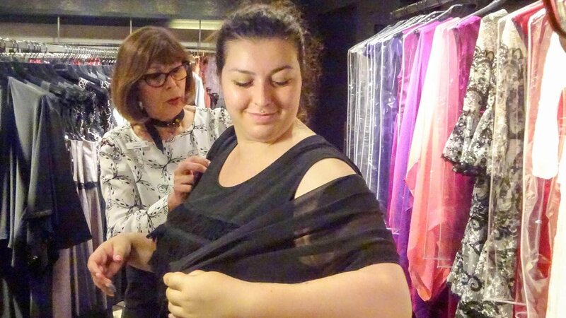 Kandidatin Sara (r.), Verkäuferin – Bild: MG RTL D /​ Constantin Ent.