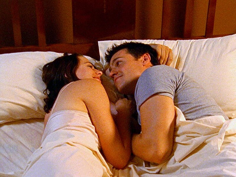 Was die verliebte Claire (Lisa Chappell) nicht weiß: Peter (Rodger Corser) ist verheiratet und hat zwei Töchter. – Bild: Honorarfreie Veröffentlichung nur im Zusammenhang mit VOX und dieser Sendung und bei Namensnennung.