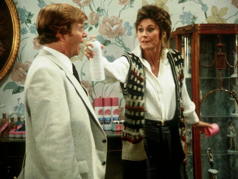 Amanda (Kate Jackson, r.) macht den korrupten Besitzer einer Kosmetikfirma unschädlich. – Bild: CBS Television
