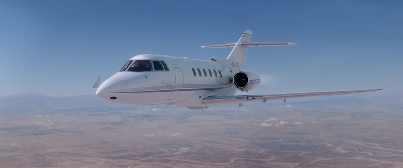 Ein Flugzeug, besetzt mit fünf Freunden, befindet sich auf dem Weg von New York nach Los Angeles. Doch während des Flugs stellt sich heraus, dass unten auf der Erde ein globes Desaster stattgefunden hat. – Bild: Smart Media GmbH