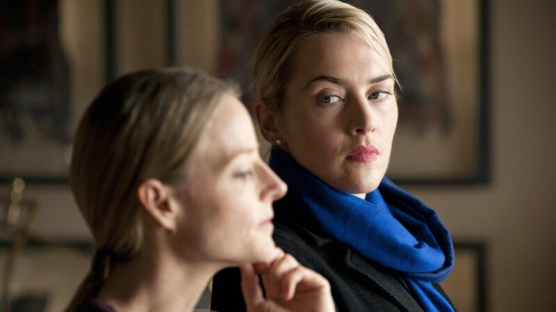 Zwischen Penelope Longstreet (Jodie Foster, li.) und Nancy Cowan (Kate Winslet) ist die Abneigung spürbar. – Bild: ARD Degeto/Constantin Film Zwischen Penelope Longstreet (Jodie Foster, li.) und Nancy Cowan (Kate Winslet) ist die Abneigung spürbar. – Bild: ARD Degeto/Constantin Film